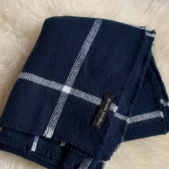Banana Republic | Large Windowpane Scarf - Picture 3 of 6